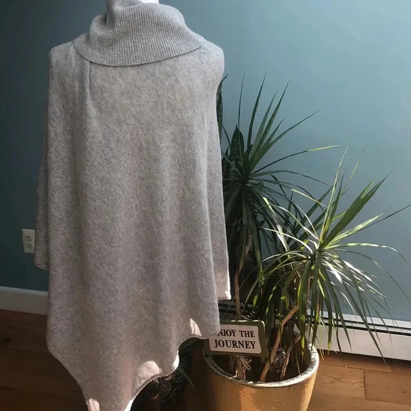 Captiva Cashmere Poncho. OSFA - Picture 2 of 4